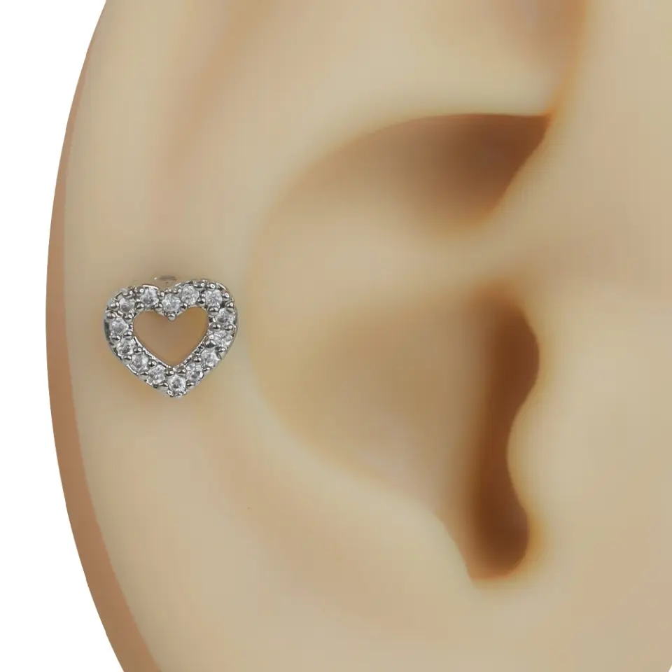 Kulakta takılı duran gümüş renk kalp model zirkon taşlı tragus helix kıkırdak piercing modeli