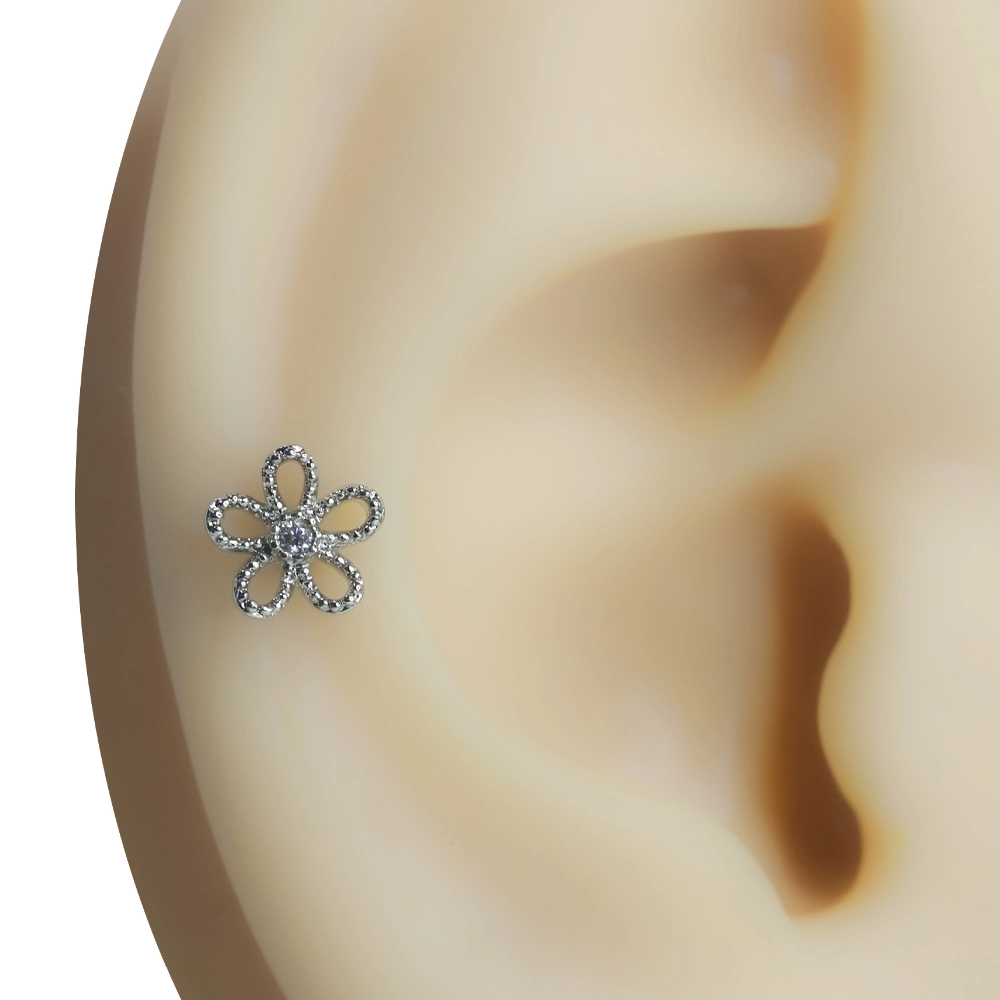 Kır Papatyası gümüş rengi zirkon taşlı tragus helix kıkırdak piercing modelinin kulaktaki zarif duruşu