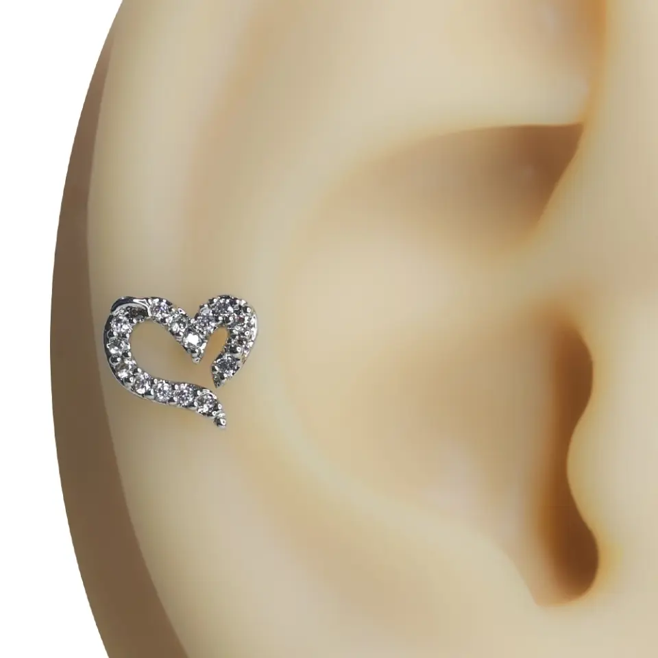 Dengeli Aşk gümüş rengi zirkon taşlı kalp tragus helix kıkırdak piercing modelinin kulaktaki estetik duruşu