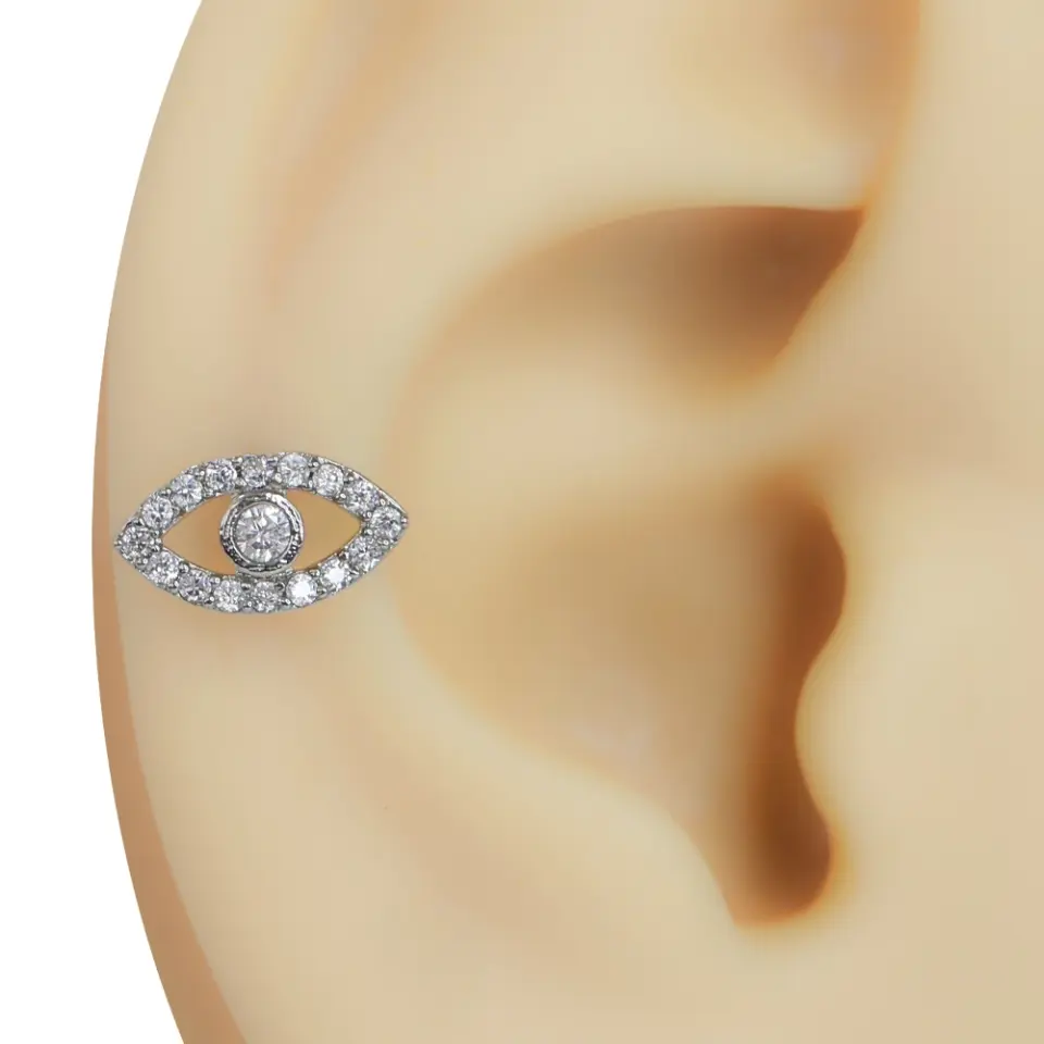 Kulak kıkırdağında takılı gümüş renkli göz model zirkon taşlı tragus helix kıkırdak piercing