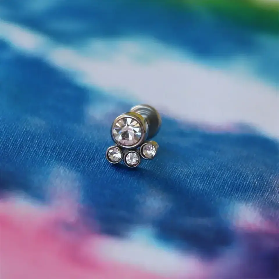 Flatback (arkası düz) vidalı sistem gümüş piercing teknik detay görünümü.