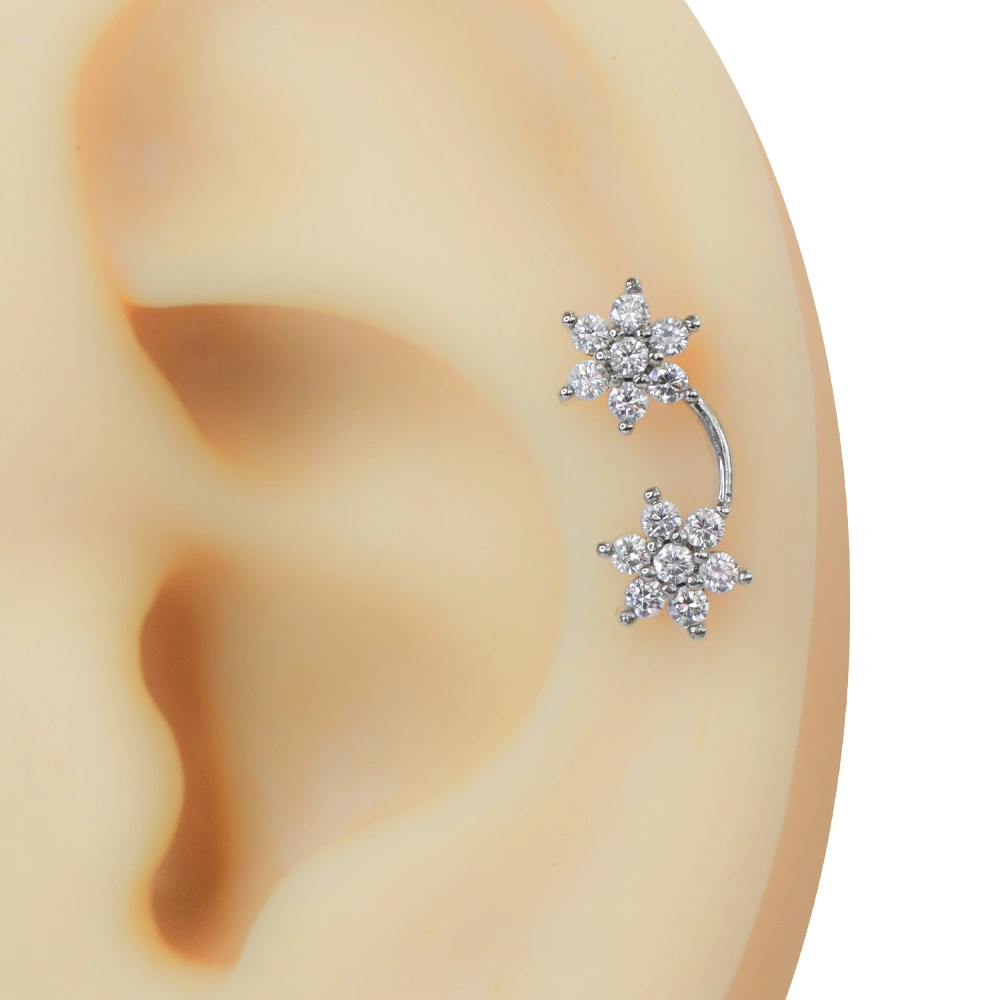 Kulakta sergilenen gümüş renkli ikili çiçek model zirkon taşlı tragus helix kıkırdak piercing