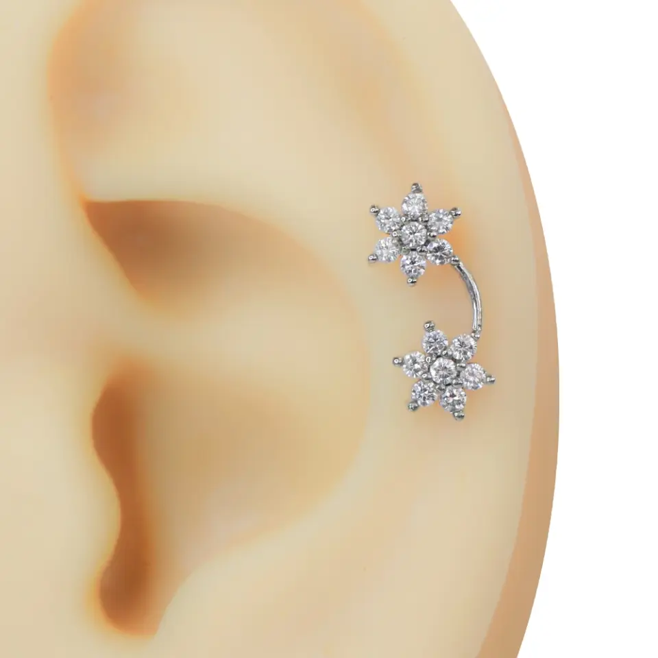 Kulakta sergilenen gümüş renkli ikili çiçek model zirkon taşlı tragus helix kıkırdak piercing