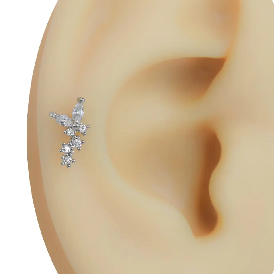Kulakta sergilenen gümüş renk kelebek model zirkon taşlı tragus helix kıkırdak piercing