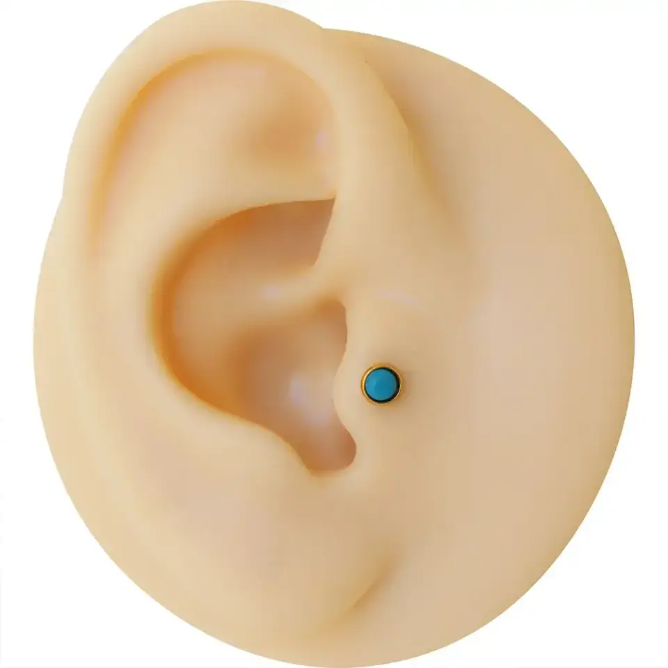 Sarı renk minimal turkuaz taşlı helix kıkırdak küpesi anti-alerjik görünüm.