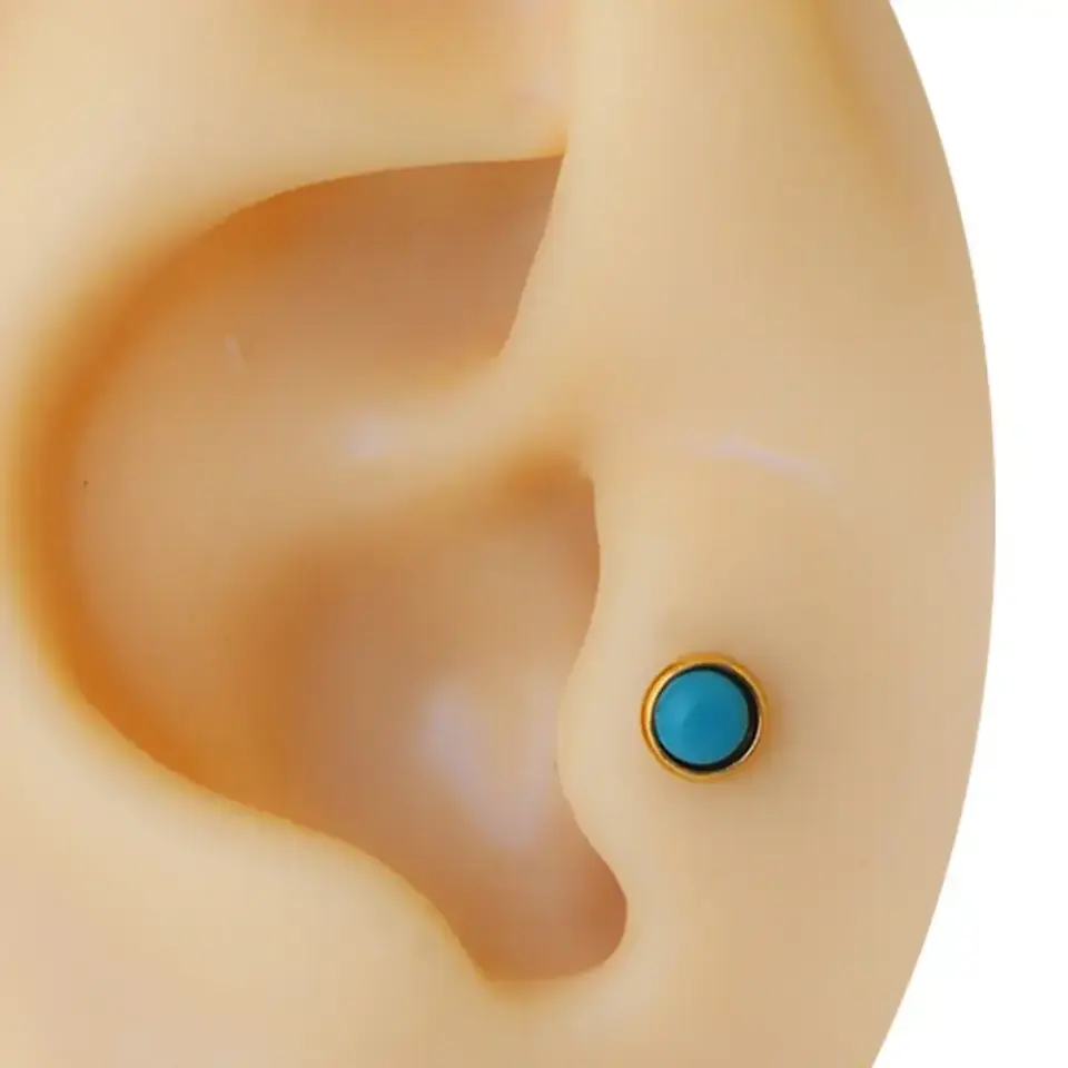 Altın renk turkuaz doğal taşlı 316L cerrahi çelik tragus piercing.