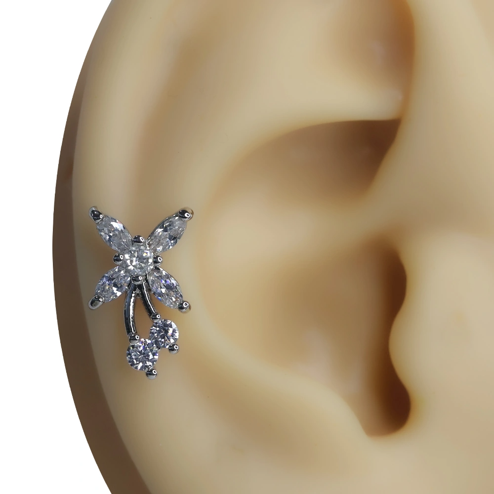 Kulak üzerinde parlayan çiçek formlu bahar esintisi tragus helix kıkırdak piercing.