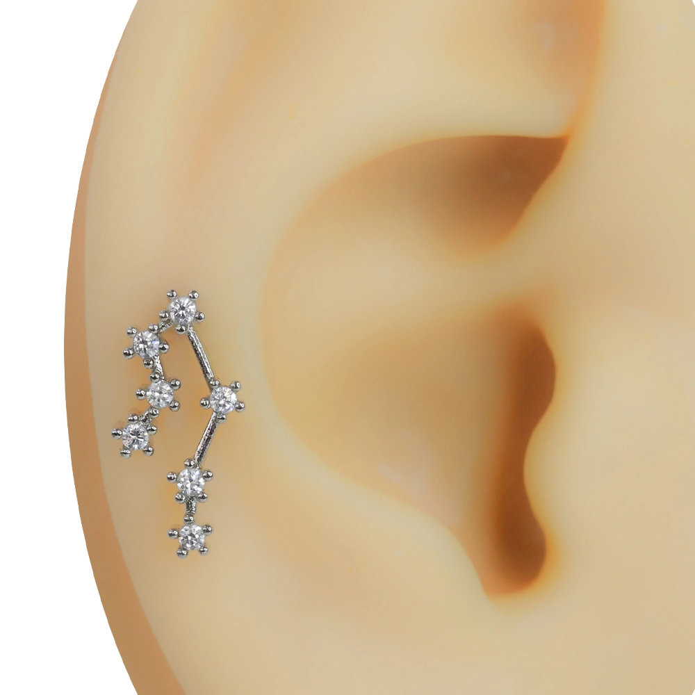 Kulakta takılı duran gümüş renkli yıldız kümesi model zirkon taşlı tragus helix kıkırdak piercing küpesi