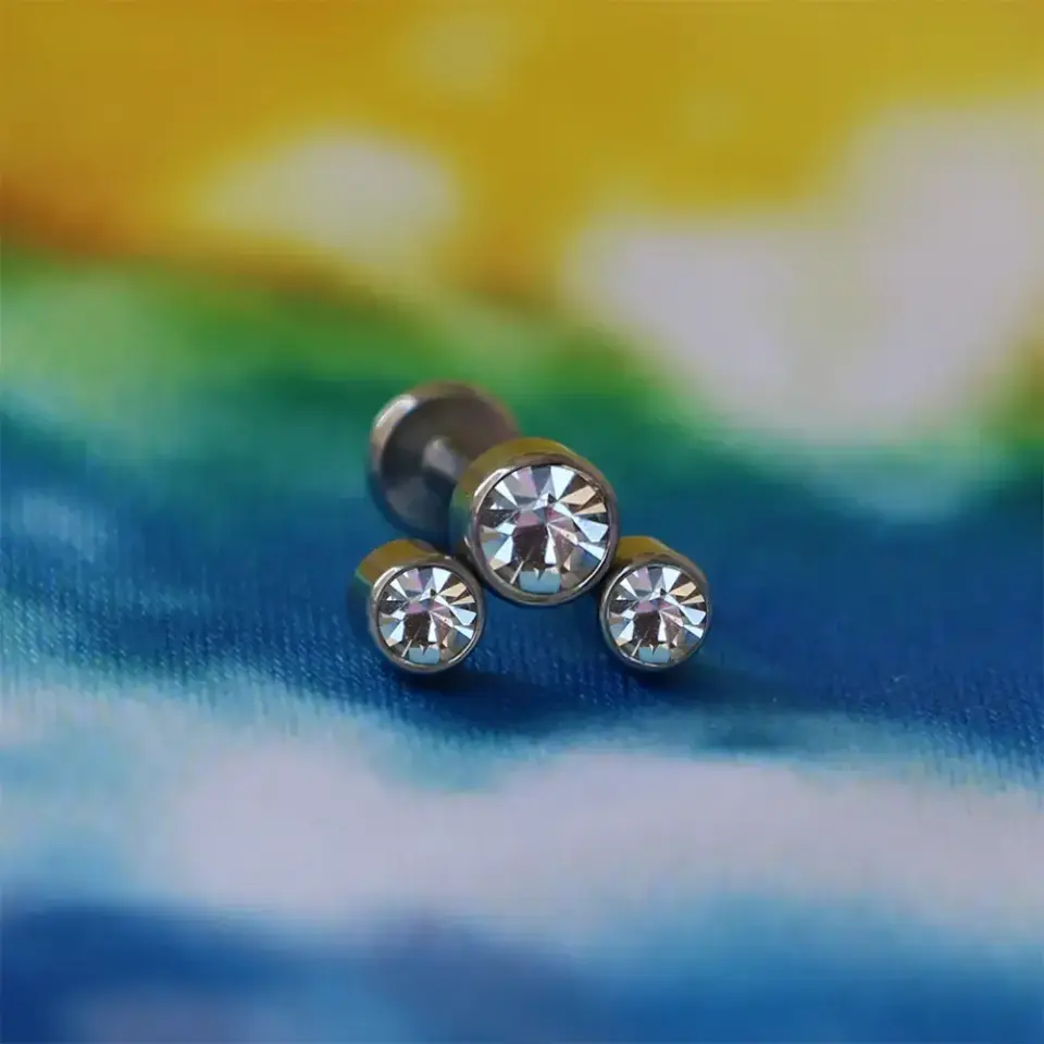 Flatback arkası düz vidalı kilit sistemi sıralı taşlı piercing teknik görünüm.