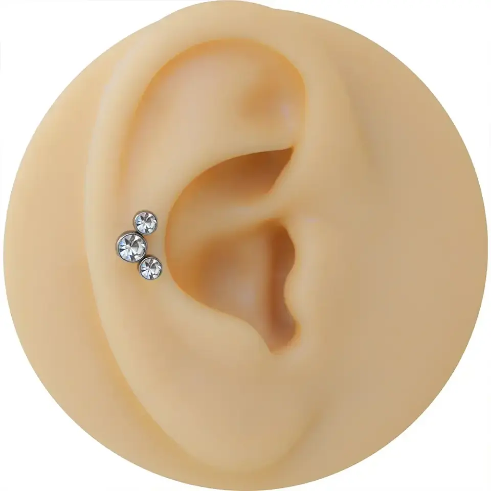 Sıralı üçlü taşlı gümüş renk cerrahi çelik conch piercing.