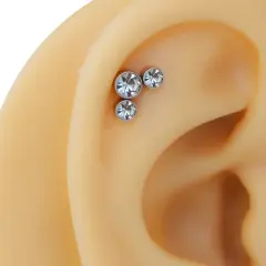 Sıralı üçlü zirkon taşlı gümüş renk cerrahi çelik tragus piercing.