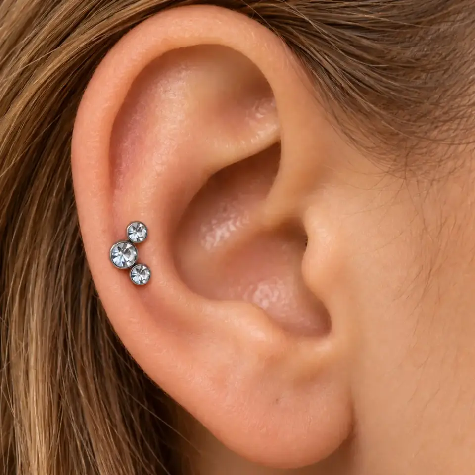 uc-tas-gumus-tragus-piercing