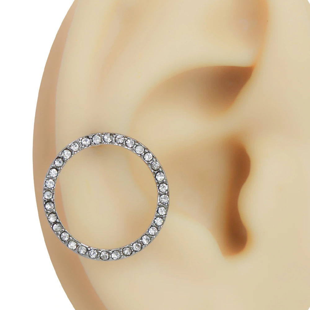 Kulağa takılmış gümüş rengi zirkon taşlı çember model tragus helix kıkırdak piercing
