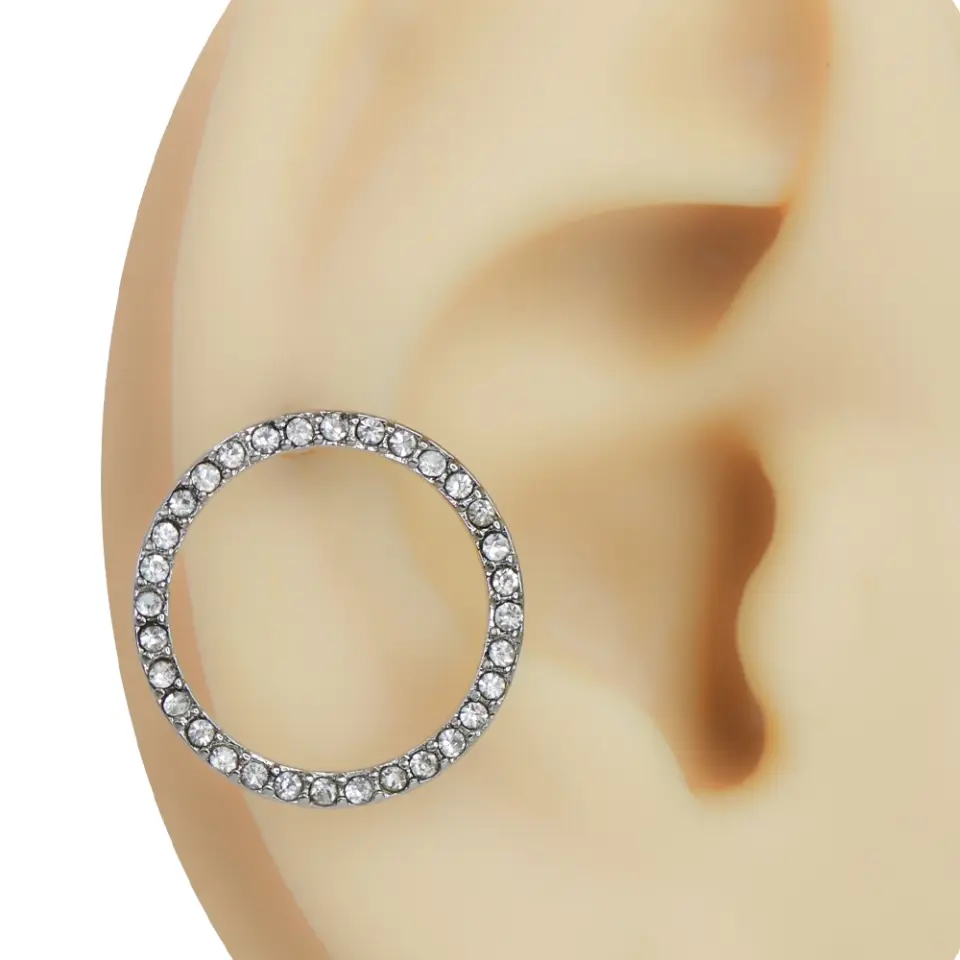 Kulağa takılmış gümüş rengi zirkon taşlı çember model tragus helix kıkırdak piercing