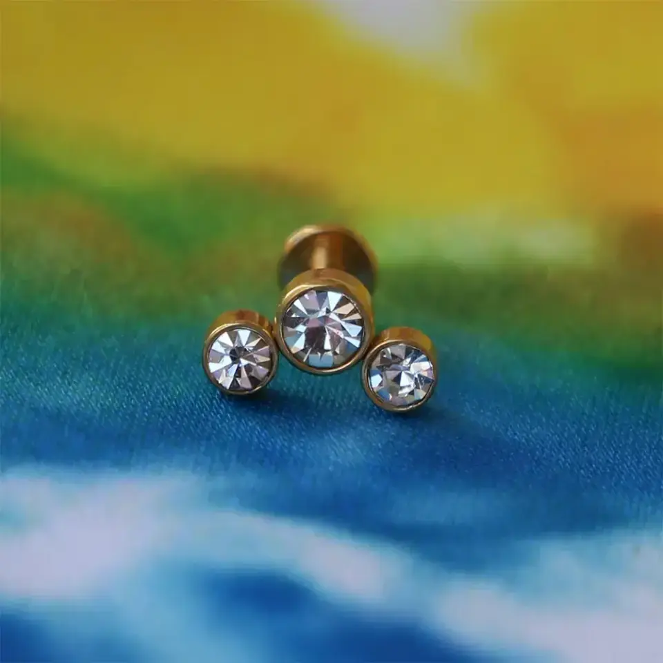 Flatback arkası düz vidalı gold piercing teknik detay ve kilit sistemi görünümü.