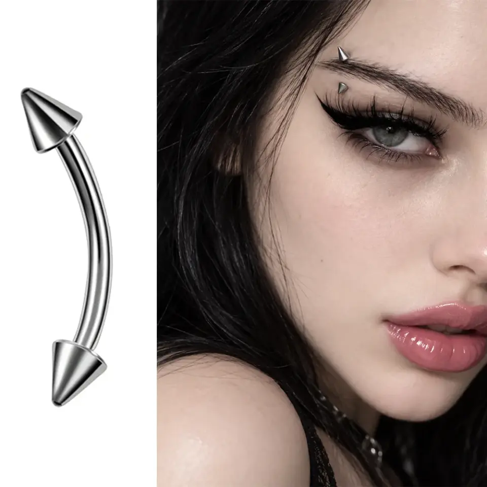 Gümüş Rengi 316L Cerrahi Çelik Spike Vidalı Kaş - Rook Piercingin kaşta görünümü 