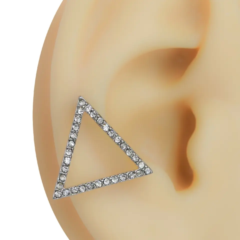 Kulağın kıkırdak bölgesinde sergilenen zirkon taşlı gümüş rengi üçgen model tragus helix kıkırdak piercing