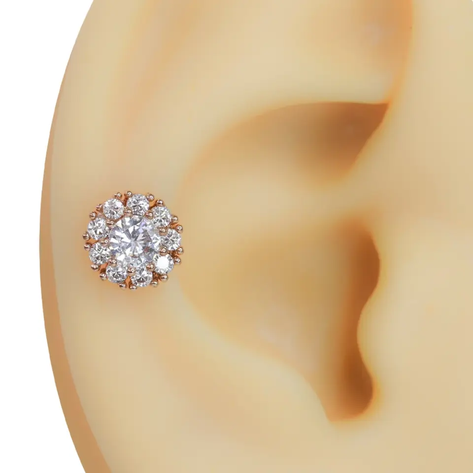 Kulağın kıkırdak bölgesinde ışıldayan zirkon taşlı rose rengi çiçek model tragus helix kıkırdak piercing