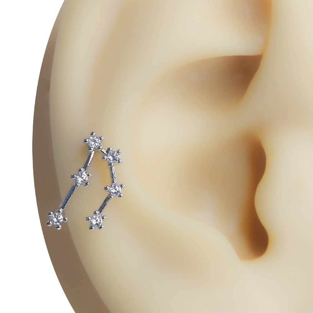 Kulak üzerinde sergilenen takımyıldız figürlü gece haritası tragus helix kıkırdak piercing