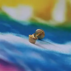Flatback arkası düz vidalı gold yıldız piercing
