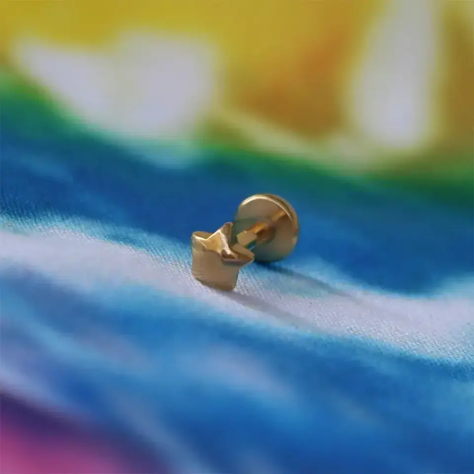 Flatback arkası düz vidalı gold yıldız piercing