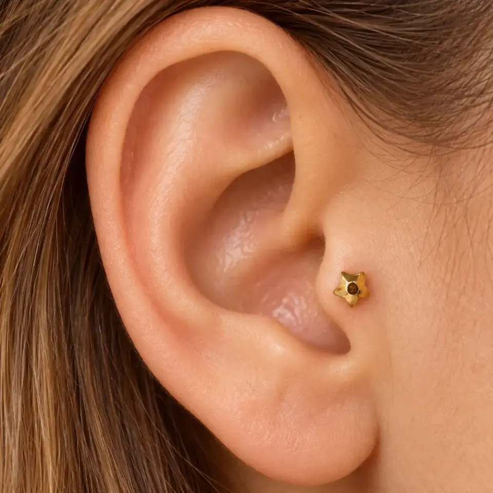 gold-yildiz-tragus-piercing
