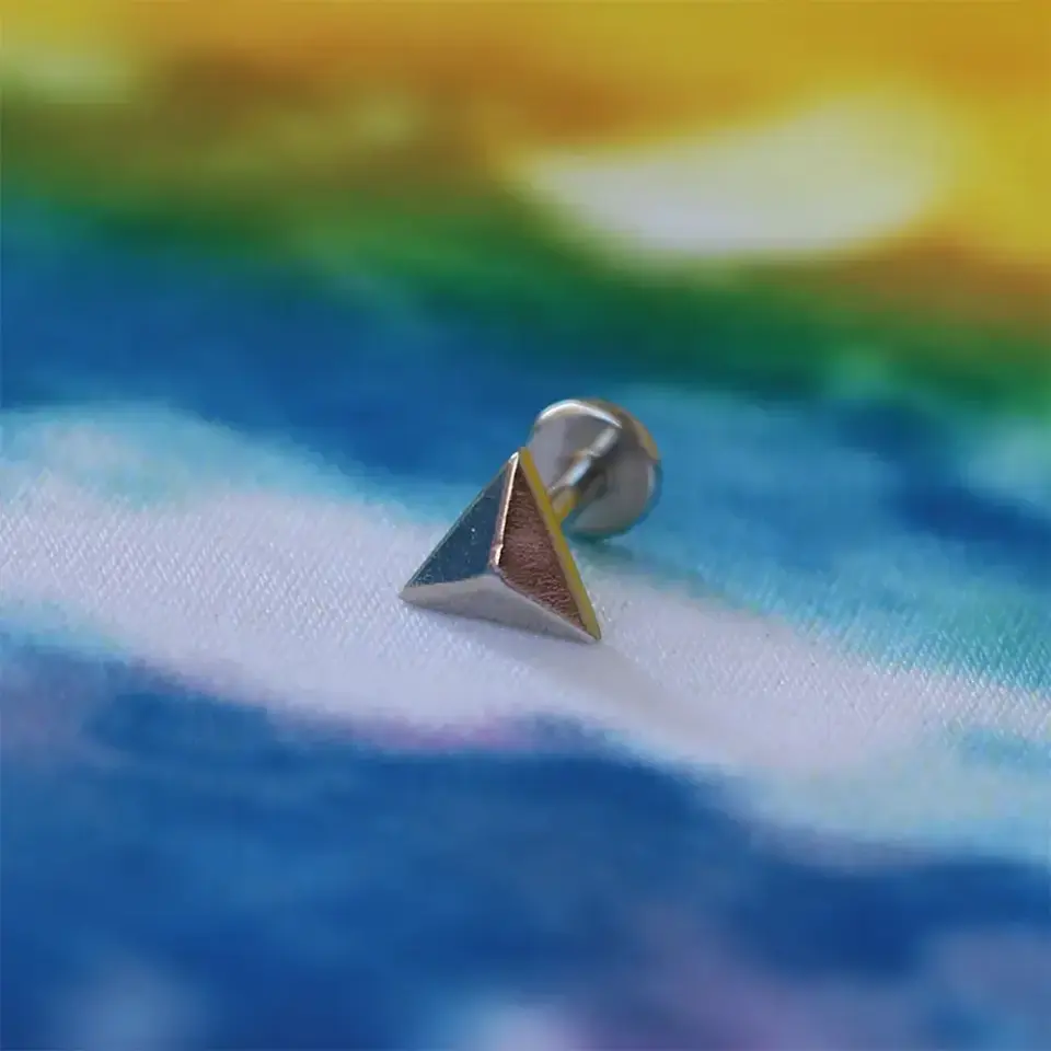 Flatback arkası düz vidalı kilit sistemi gümüş üçgen piercing