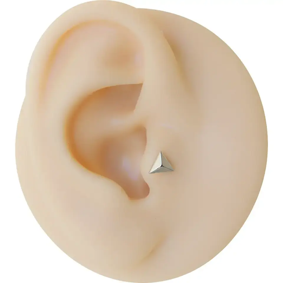 316L cerrahi çelik anti-alerjik üçgen figürlü helix conch kıkırdak küpesi.
