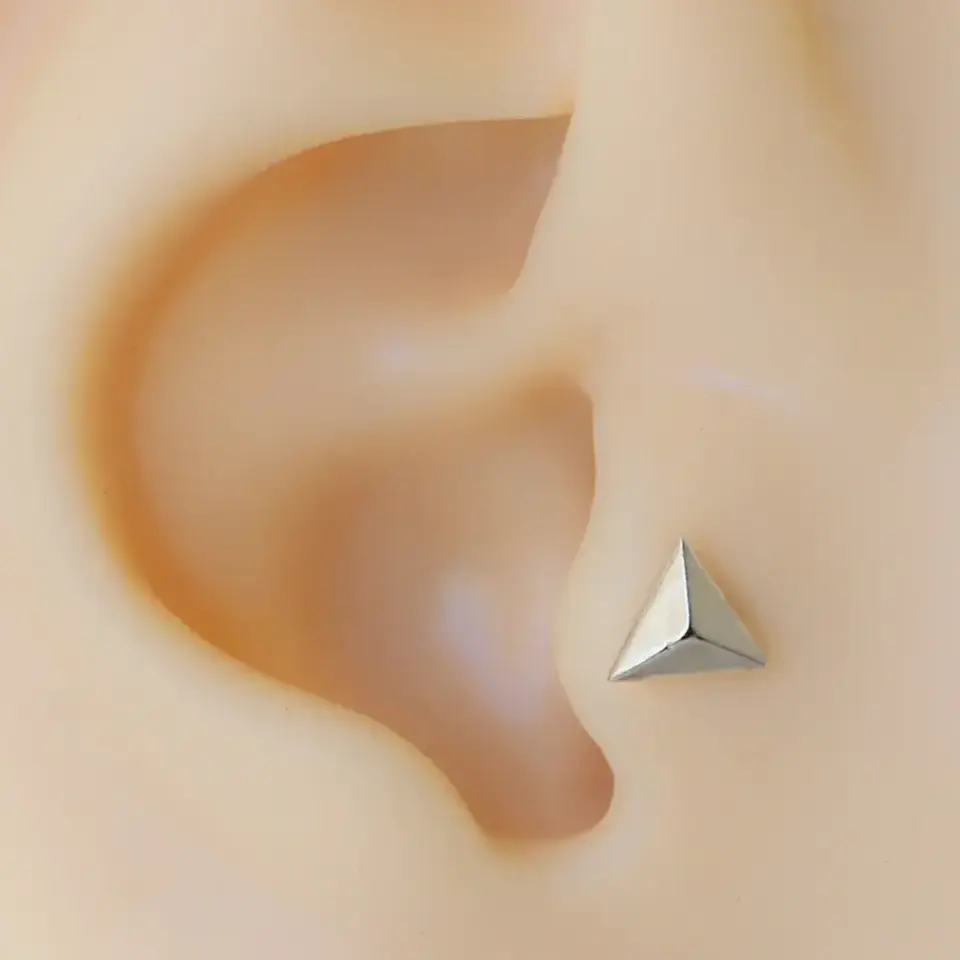Gümüş renk minimalist üçgen modelli cerrahi çelik tragus piercing
