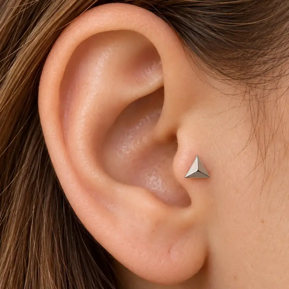 gumus-ucgen-tragus-piercing