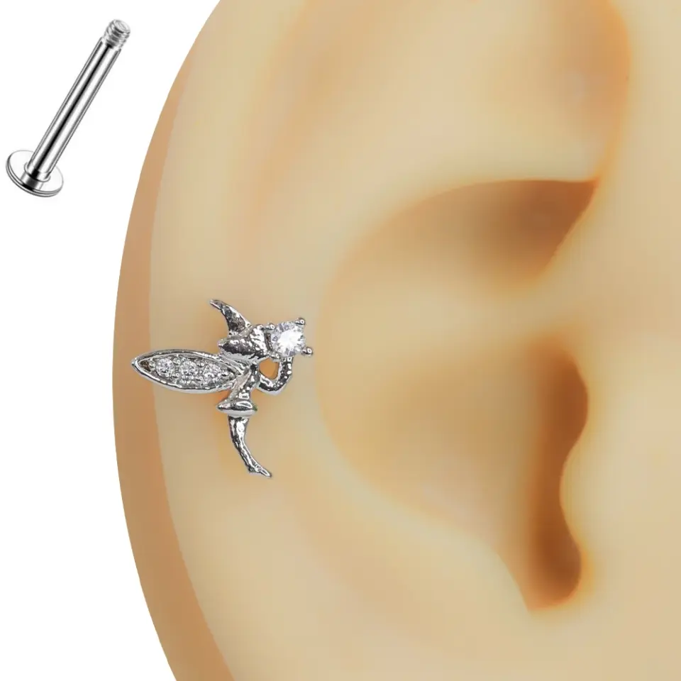 Kulağın kıkırdak bölgesinde sergilenen zirkon taşlı gümüş rengi melek model tragus helix kıkırdak piercing