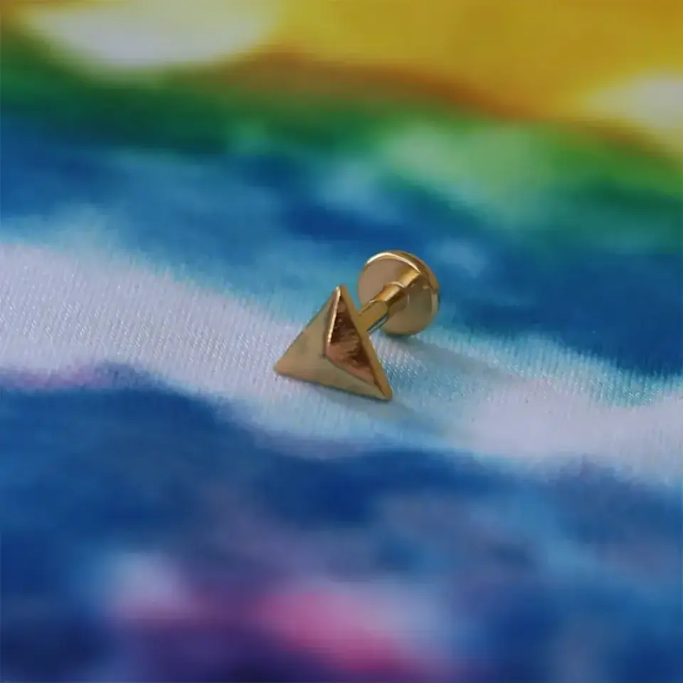 Flatback arkası düz vidalı kilit sistemi gold üçgen piercing