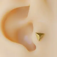 Altın renk minimalist üçgen modelli cerrahi çelik tragus piercing.