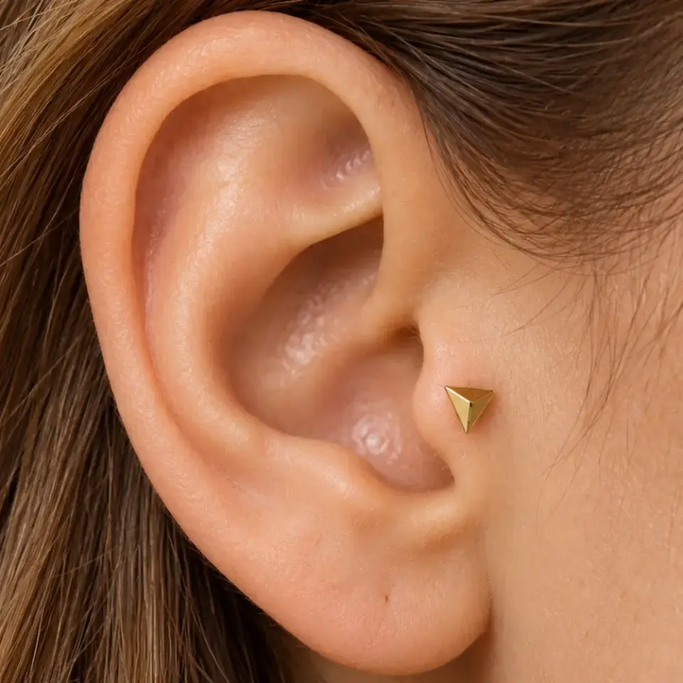 gold-ucgen-tragus-piercing