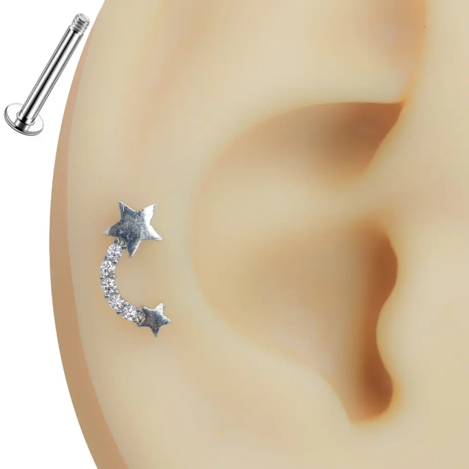 Kulağın kıkırdak bölgesinde sergilenen zirkon taşlı gümüş rengi kuyruklu yıldız model tragus helix kıkırdak piercing