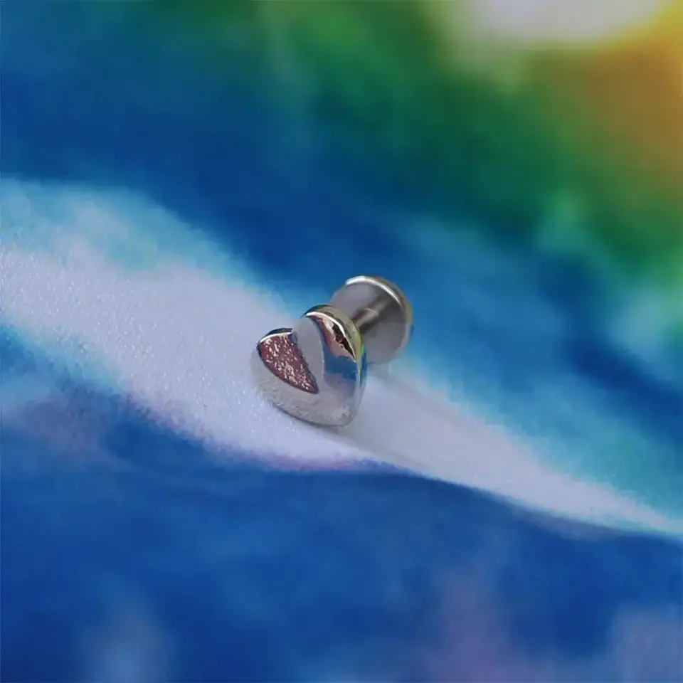 Flatback arkası düz vidalı gümüş kalp piercing