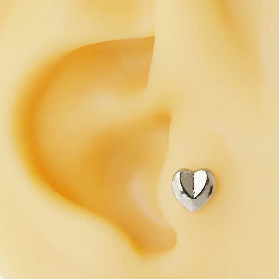 Gümüş renk minimal kalp modelli cerrahi çelik tragus piercing.
