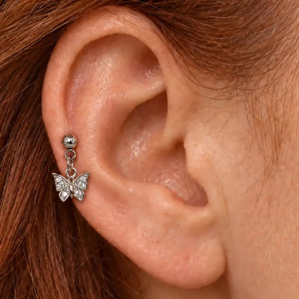 kelebek-sallantili-helix-piercing