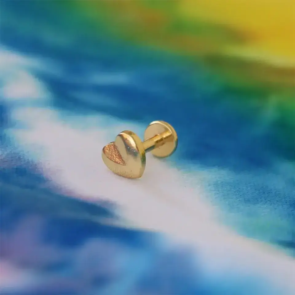 Sarı renk kalp figürlü 316L anti-alerjik helix conch kıkırdak küpesi gold.