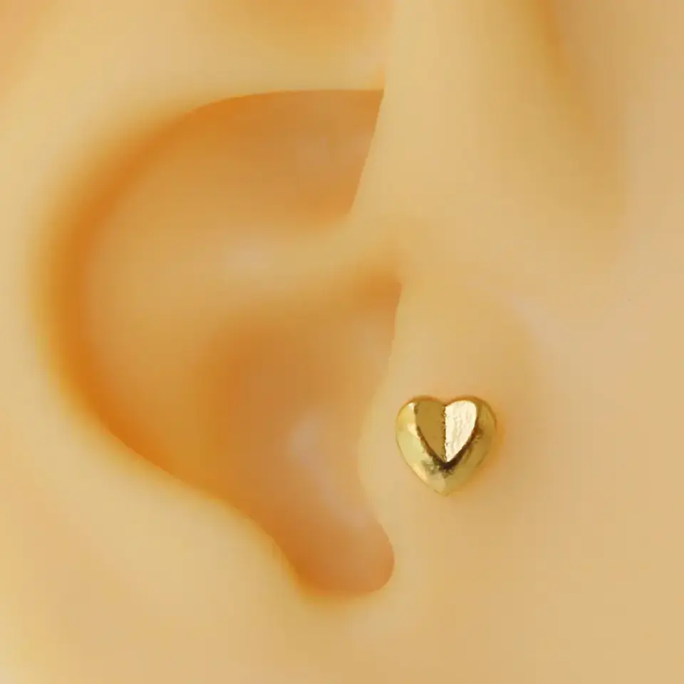 Altın renk minimal kalp modelli cerrahi çelik tragus piercing
