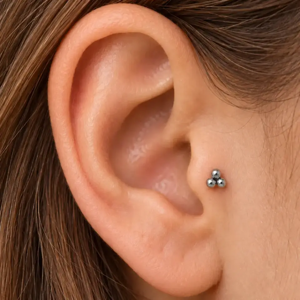 uc-top-gumus-tragus-piercing