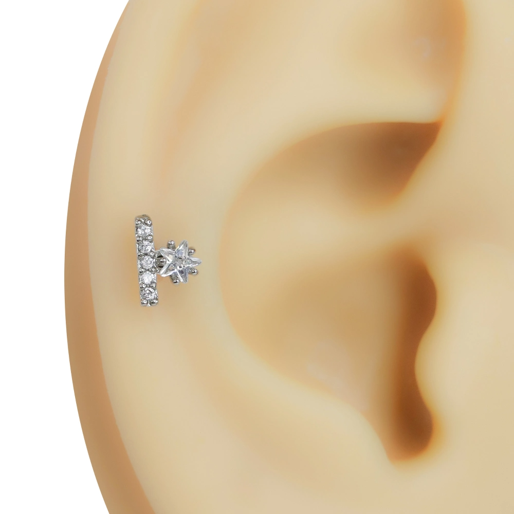 Kulakta duruşu sergilenen zirkon taşlı yıldız model gümüş rengi tragus helix kıkırdak piercing