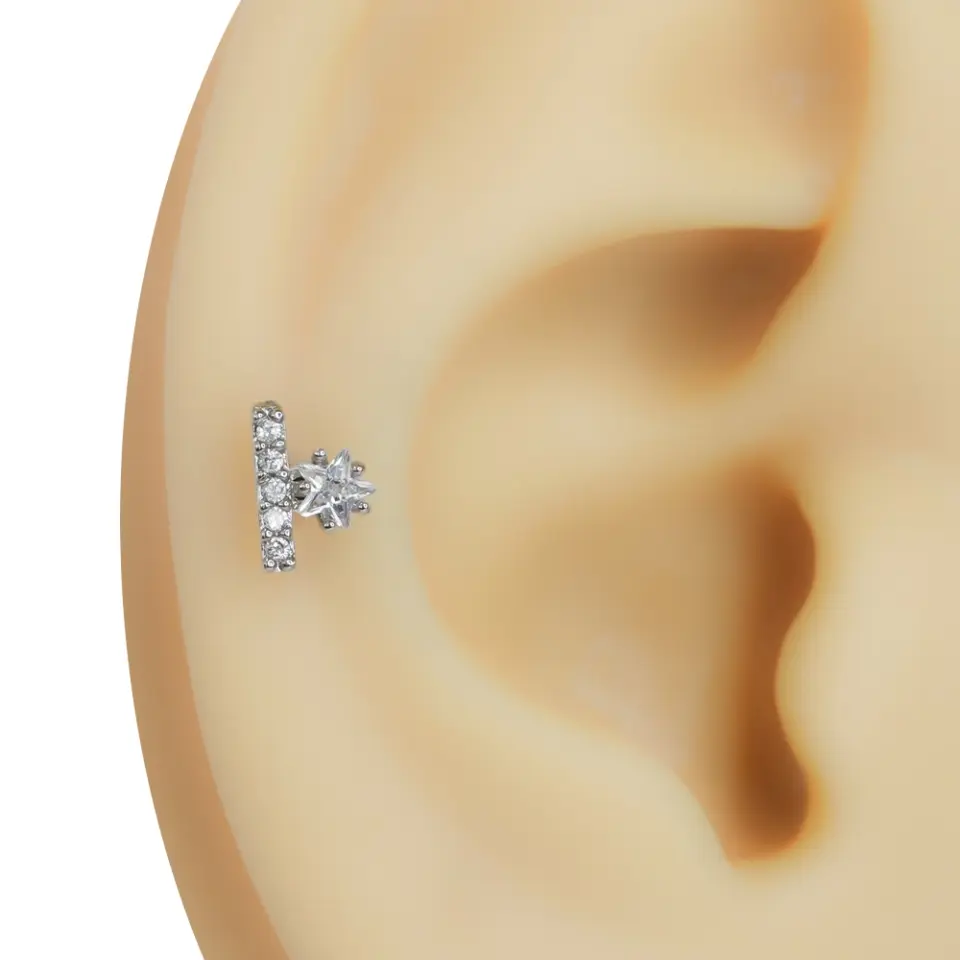 Kulakta duruşu sergilenen zirkon taşlı yıldız model gümüş rengi tragus helix kıkırdak piercing