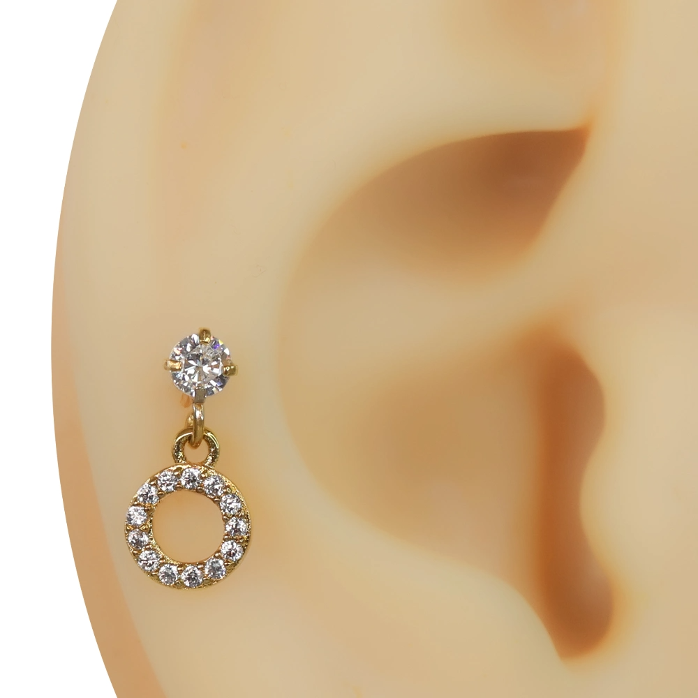 Kulak üzerinde parlayan zirkon taşlı altın güneş halkası tragus helix kıkırdak piercing