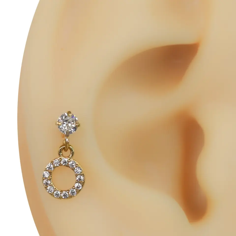 Kulak üzerinde parlayan zirkon taşlı altın güneş halkası tragus helix kıkırdak piercing