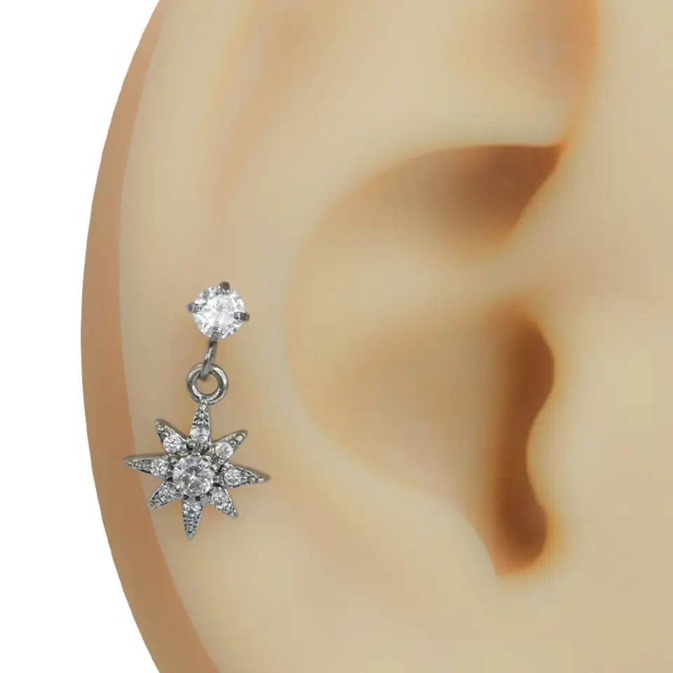 Kulak kıkırdağında sergilenen zirkon taşlı sallantılı kutup yıldızı model gümüş rengi tragus helix kıkırdak piercing
