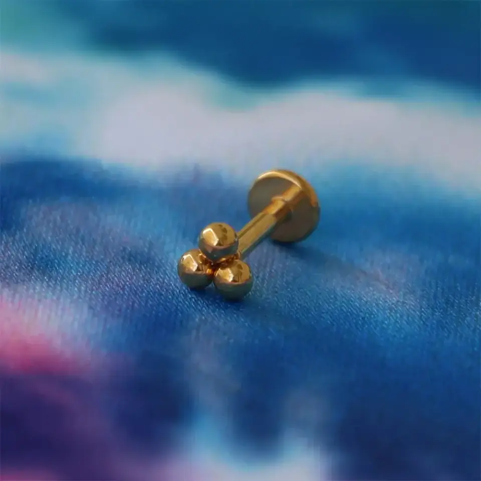 Arkası düz vidalı altın sarısı piercing teknik detay ve flatback görünümü.