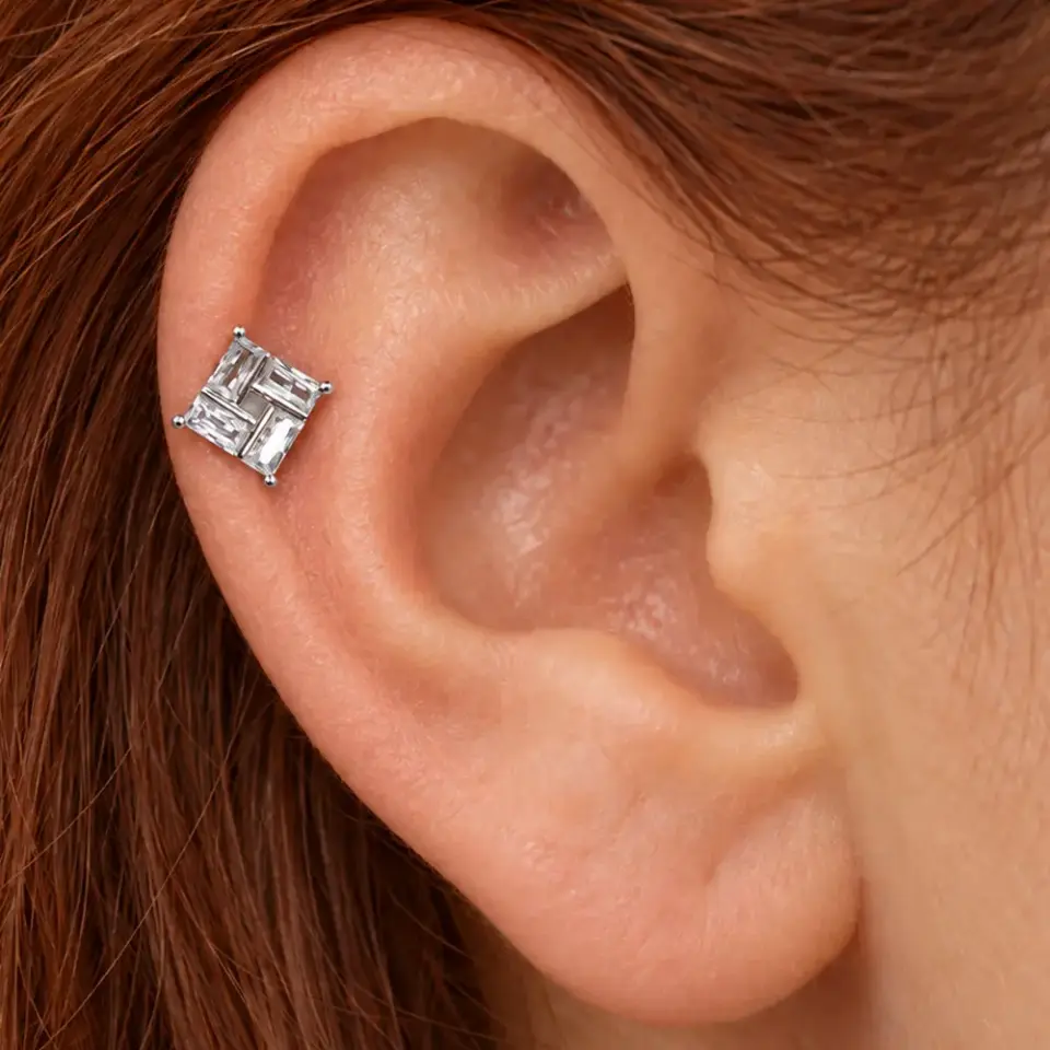 kare-tasli-helix-piercing