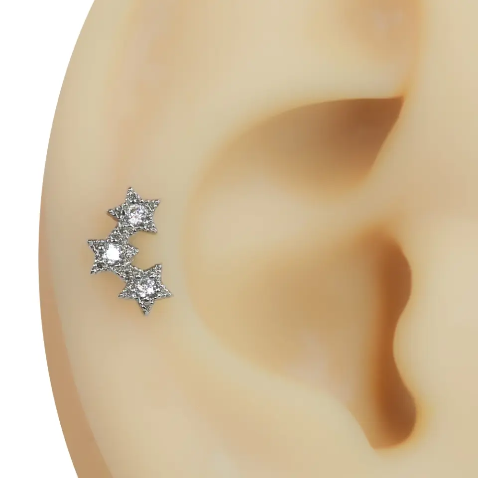 Kulak üzerinde parlayan zirkon taşlı gümüş renk yıldız kümesi tragus helix kıkırdak piercing