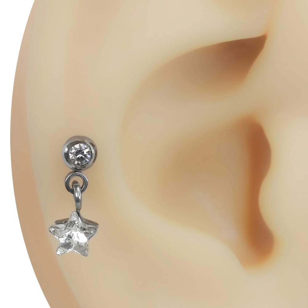 Kulak üzerinde parlayan zirkon taşlı gümüş renk bahar yıldızı tragus helix kıkırdak piercing